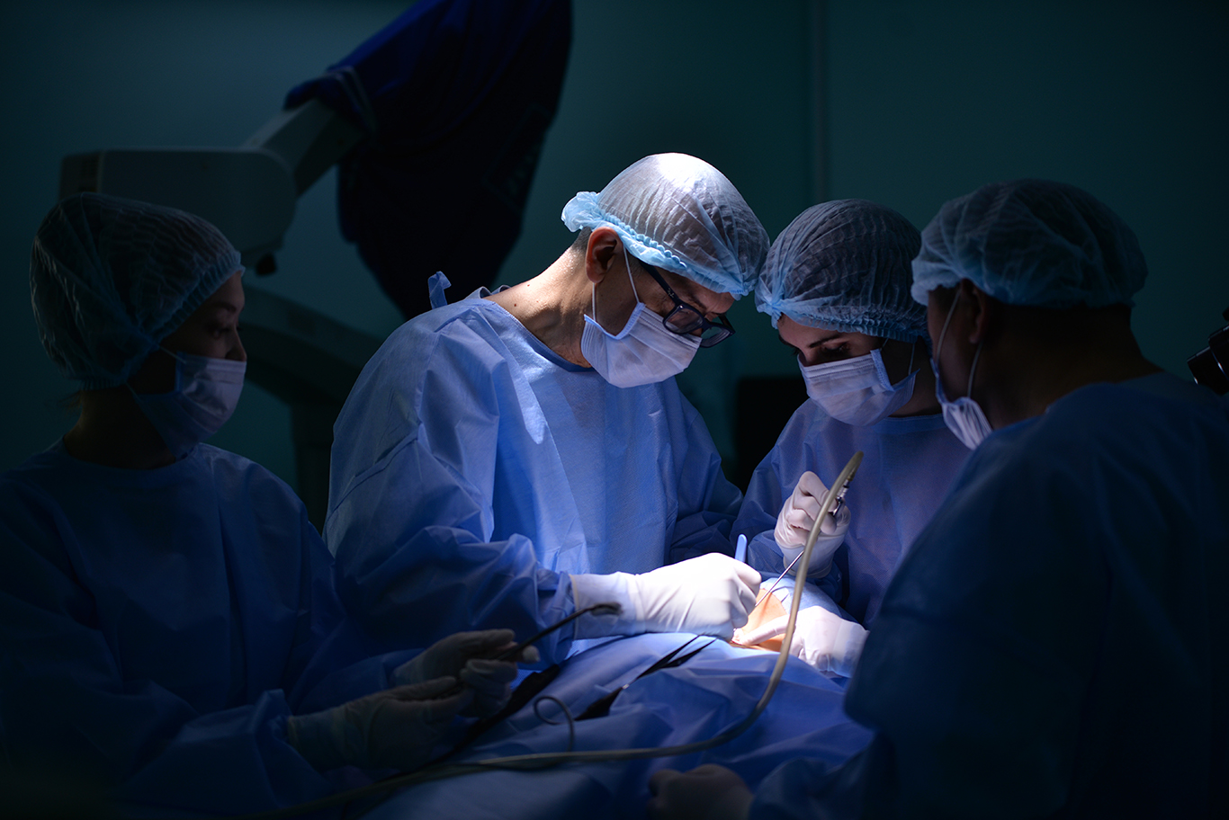 Астанада италиялық хирург көмейі тарылған балаларға операция жасады