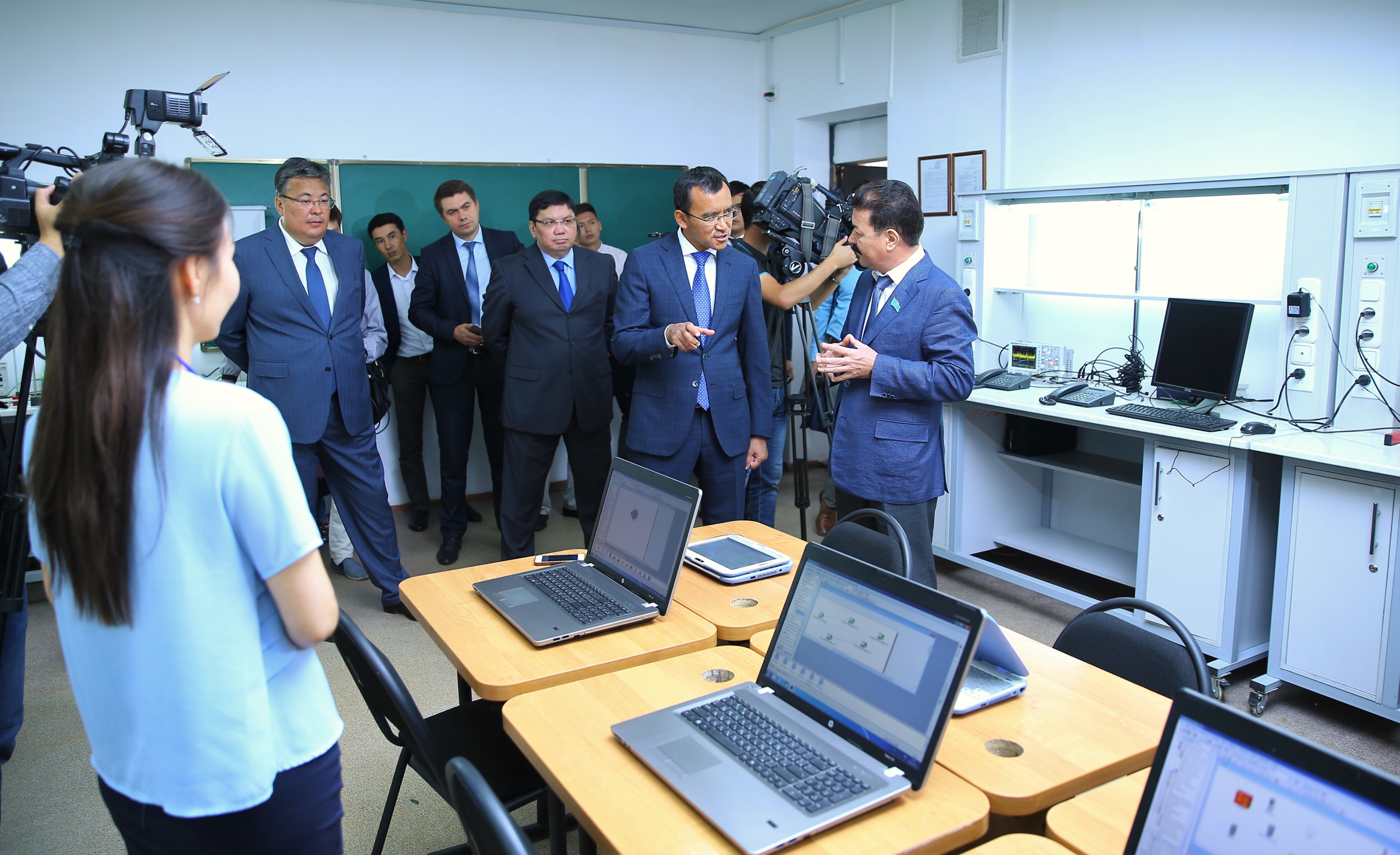 Мәулен Әшімбаев Астанада партиялық жобалардың жүзеге асырылу барысын тексерді 
