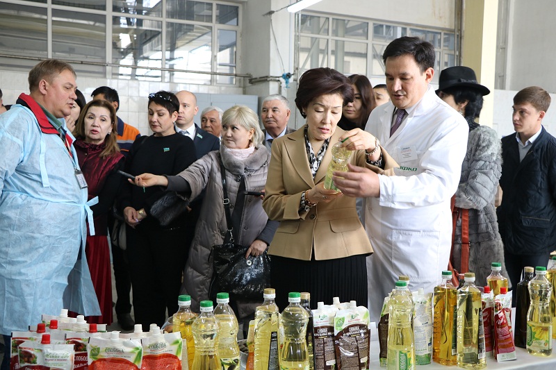 Мәжіліс  депутаттары Алматыдағы экспортқа бағытталған кәсіпорын жұмысымен танысты