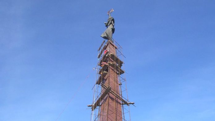 Шымкентте Елбасы тілегі жазылған «Жер ана» монументіне жөндеу жұмыстары жүргізілуде