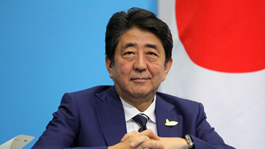 Жапонияның үкімет басшысы мен министрлері айлық жалақыларының бір бөлігін қазынаға қайтарады