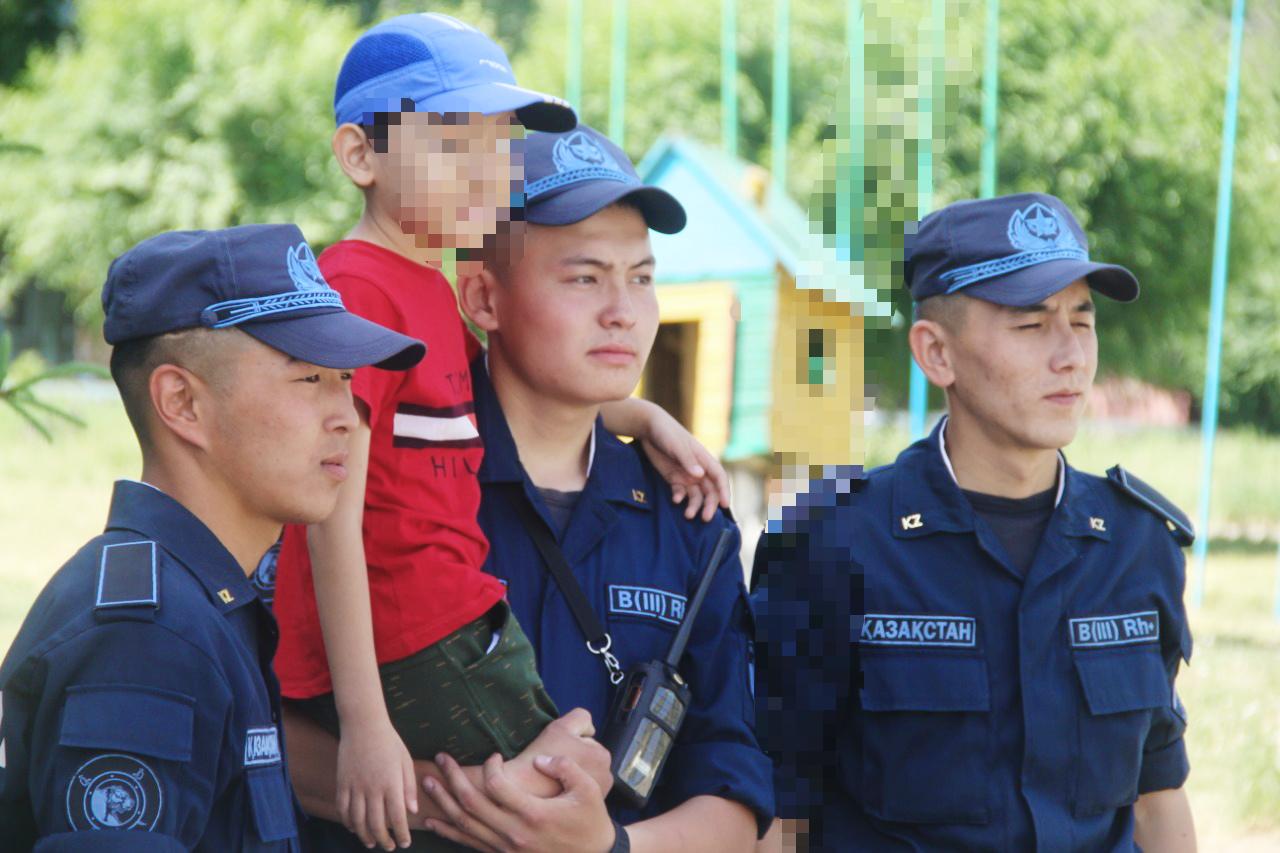 Шығыс Қазақстан: Сарбаздар жоғалған баланы тауып берді