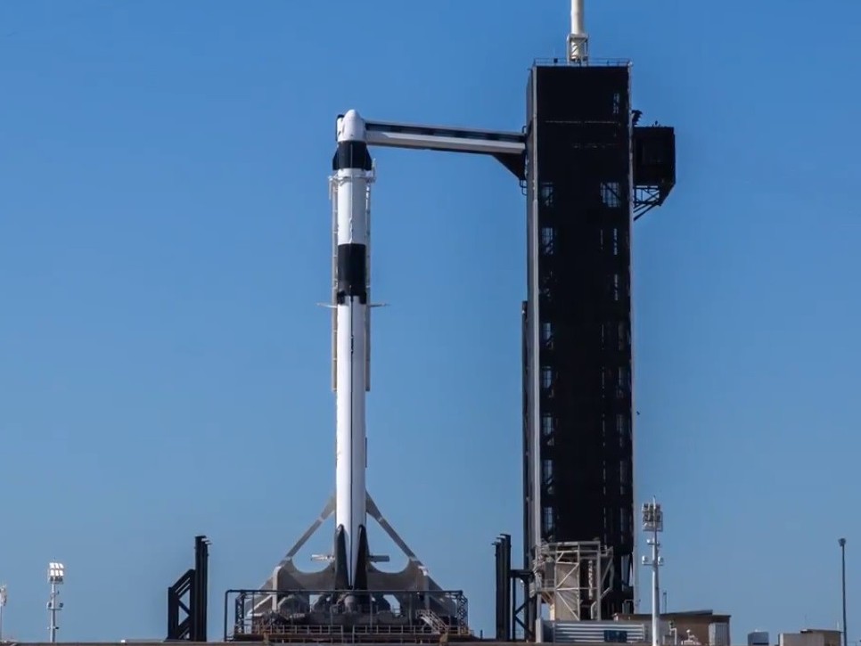 Бүгін SpaceX ғарышқа тұңғыш рет адам ұшырады