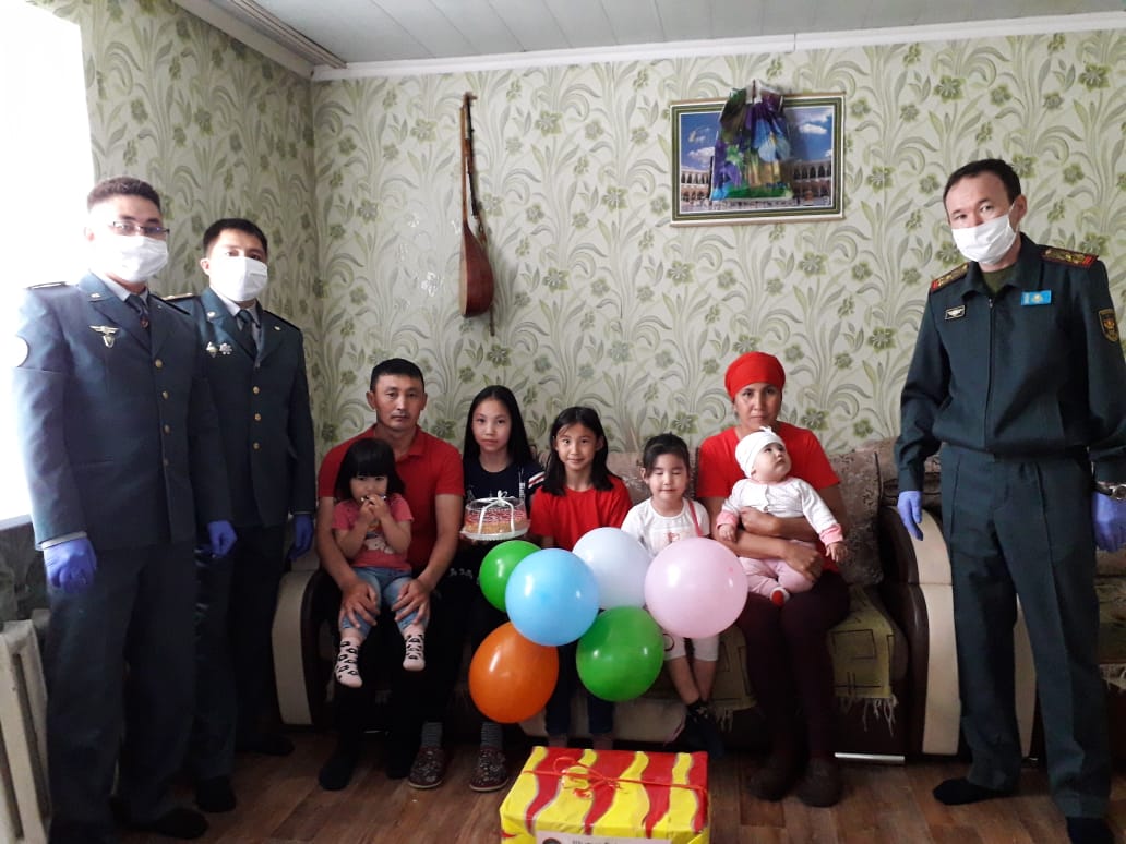 Шығыс Қазақстан: 10 әскери қызметкердің отбасына  көмек көрсетті