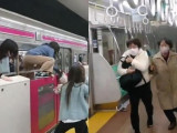 Токио метросында ер адам 17 жолаушыны пышақтап тастады