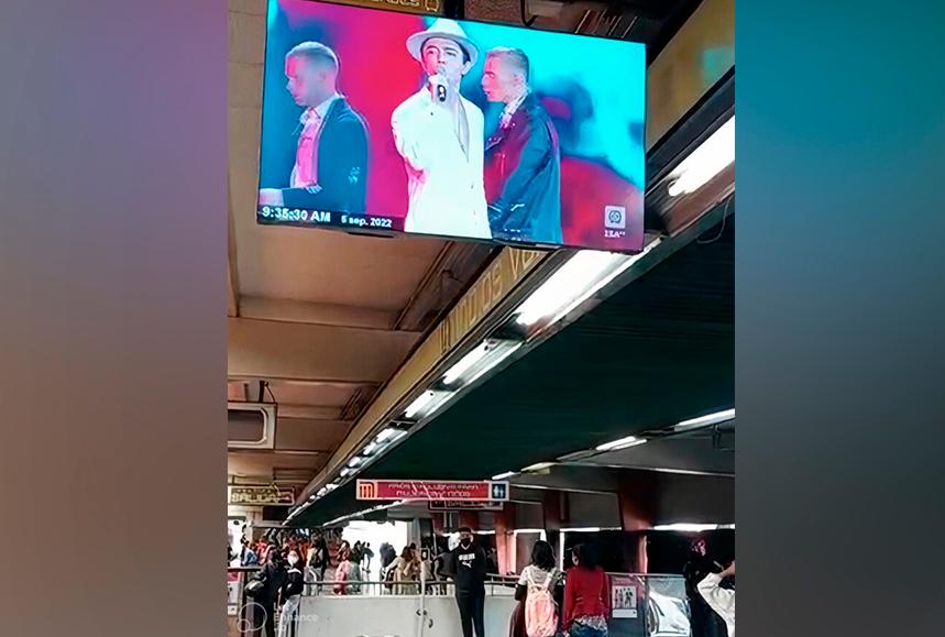 Димаш Мехико метросында «ән салады»