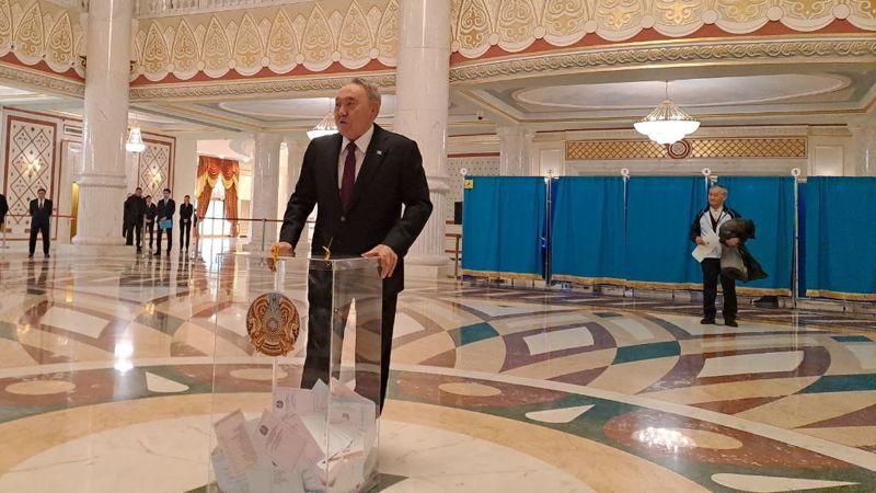 Нұрсұлтан Назарбаев Астанада дауыс берді
