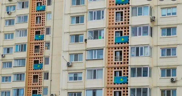 Астанадағы көпқабатты үйлердің балконына 300-ден астам ту ілінді
