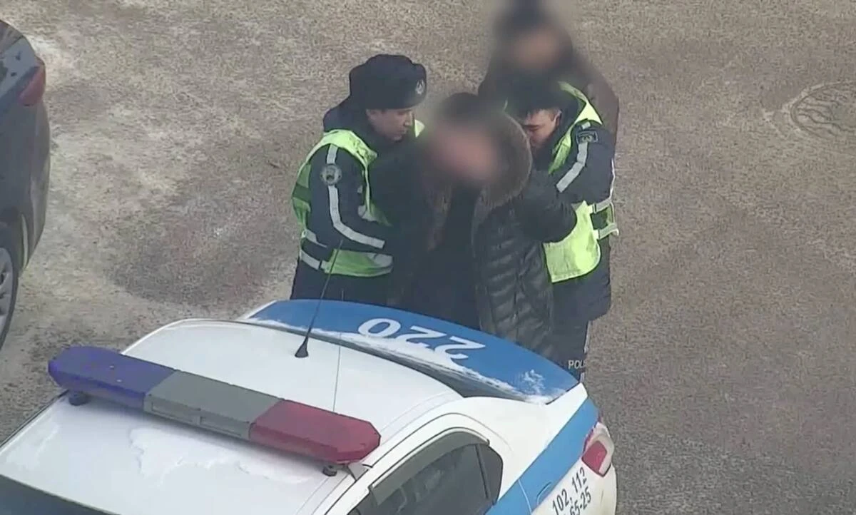 «Полицейді көлігімен сүйреп әкеткен». Астанада мас жүргізуші ұсталды (видео)