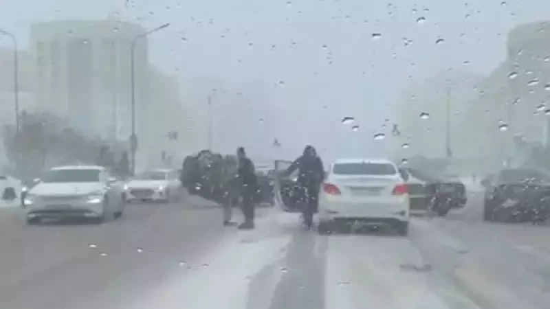 Астана көшелерінің бірінде көлік аударылып кетті (видео)