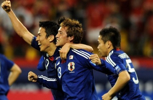 Japan's midfielder Hajime Hosogai (C) ce