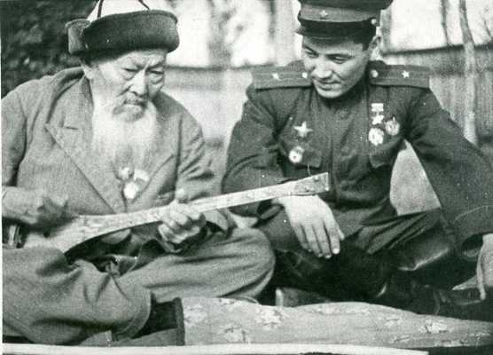 М. Ғабдуллин мен қазақ халық ақыны Жамбыл Жабаев. 1943