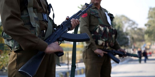 epa05085770 Jammu and Kashmir policemen stand guard near railway station during a high alert, sounded in Jammu, the winter capital of Kashmir, India, 02 January 2016. Four gunmen and two air force personnel were killed in an attack on an Indian Air Force base near the border with Pakistan early Saturday, military sources said. The gunmen, suspected to be Islamic militants from the Jaish-e-Mohammed group based in Pakistan, entered the base after lobbing grenades, the sources said. EPA/JAIPAL SINGH