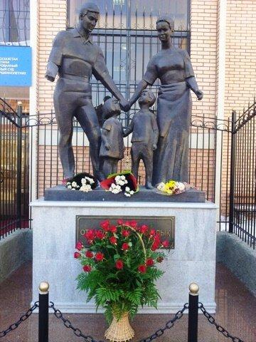 Елордада «Отбасы – Ұлы құндылық»  монументі ашылды