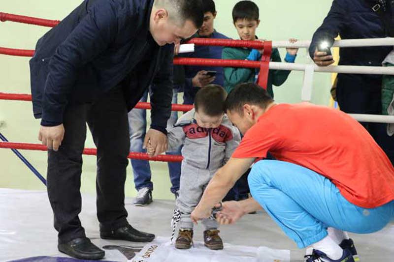 Қанат Ислам рингте кішкентай бүлдіршіннің тұсауын кесті