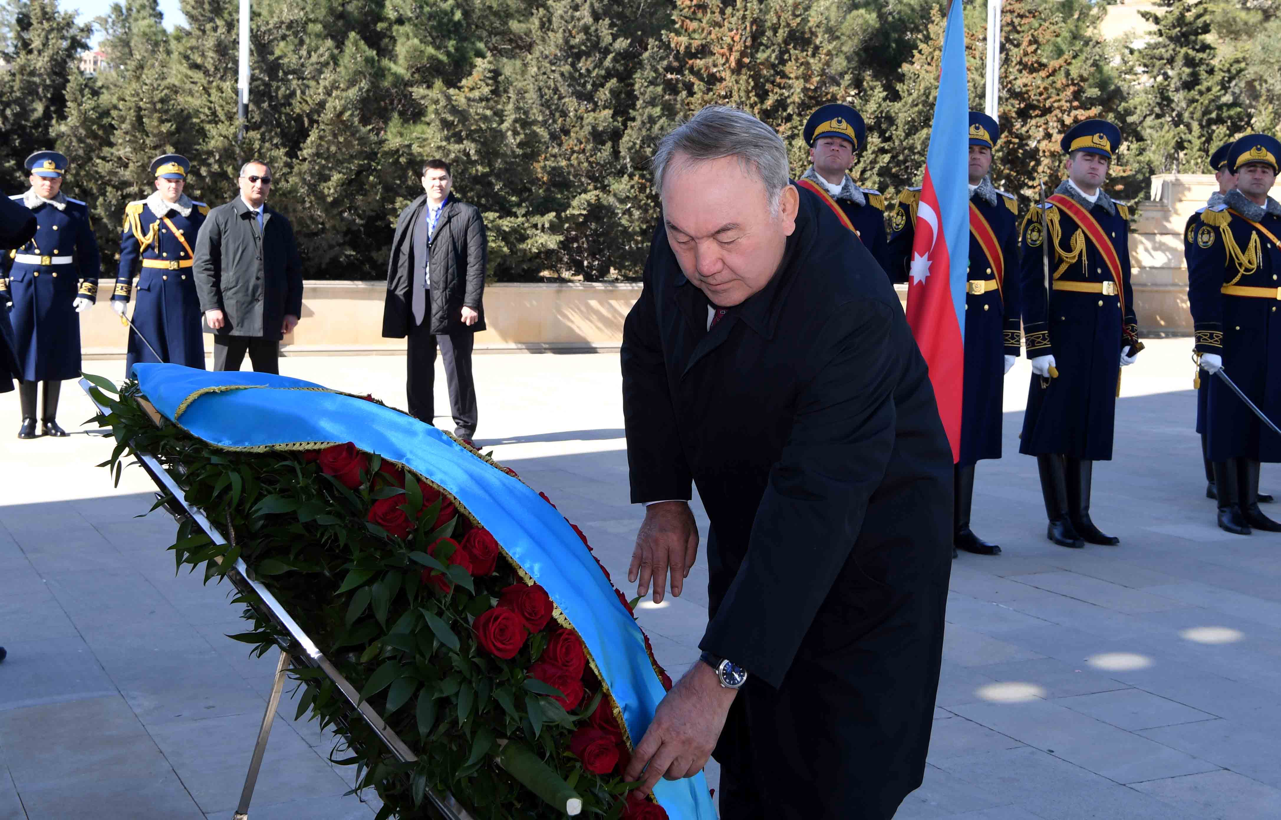 Назарбаев Гейдар Әлиевтің бейітіне гүл шоғын қою рәсіміне қатысты