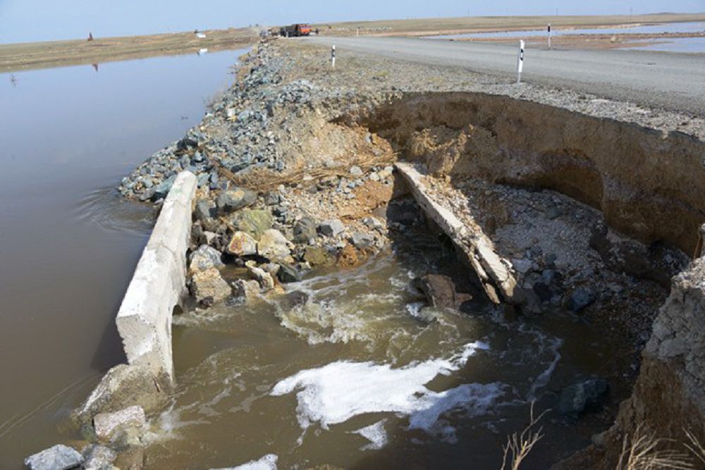 Тасқынмен жағаласып, құбыр жасап жатыр
