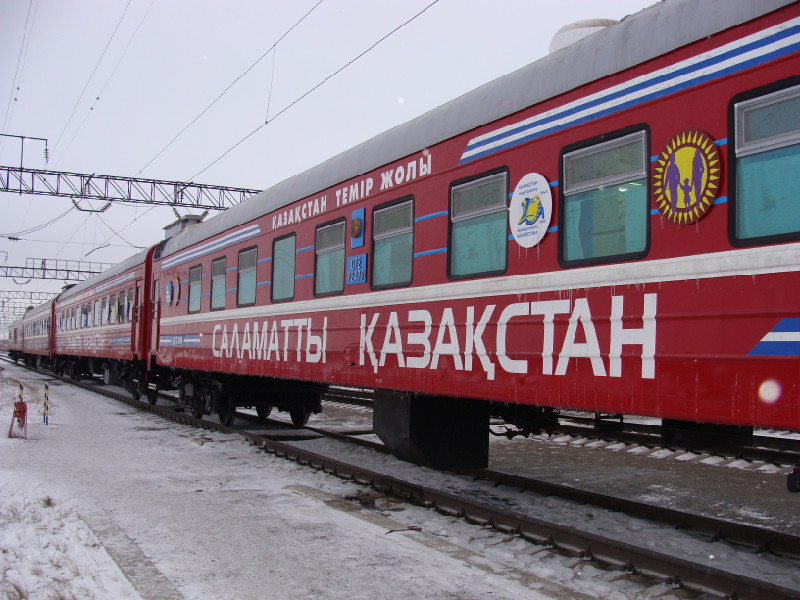 Поезд усть каменогорск алматы. Караганда вокзал вагоны. Медпоезд Казахстан. Медицинский поезд Казахстан. Казахстан вокзал вагон.