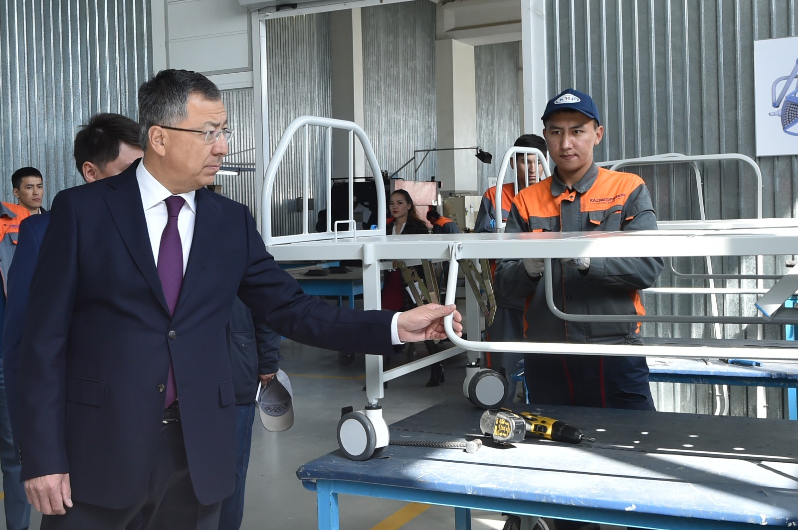 ​ОҚО әкімі «Казмедприбор» ЖШС-ның жұмысымен танысты 