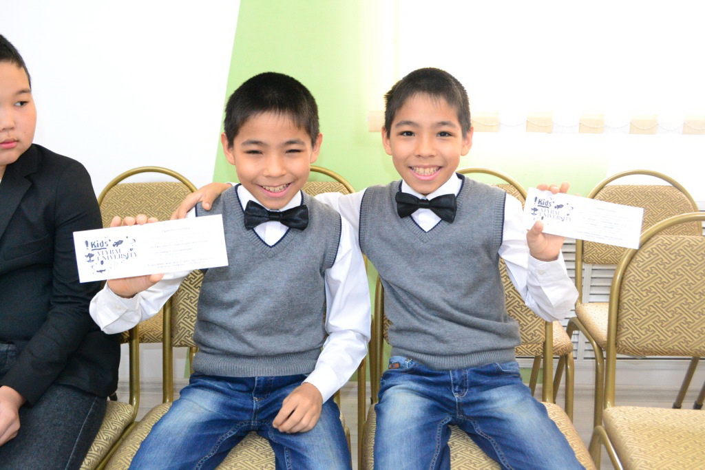 Мектеп оқушылары университетте оқиды