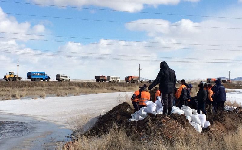 Адамдар үйлеріне орала бастады