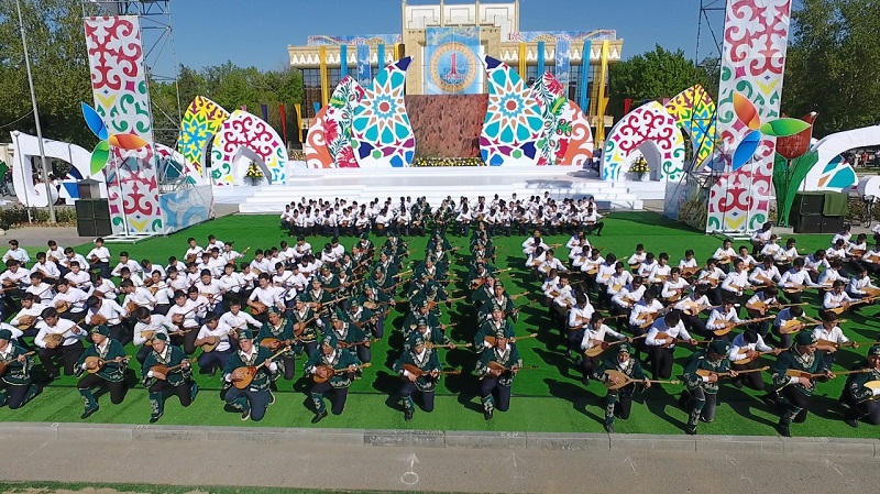 ​ОҚО-да Бірлік күнінде мың домбырашы күй  орындады