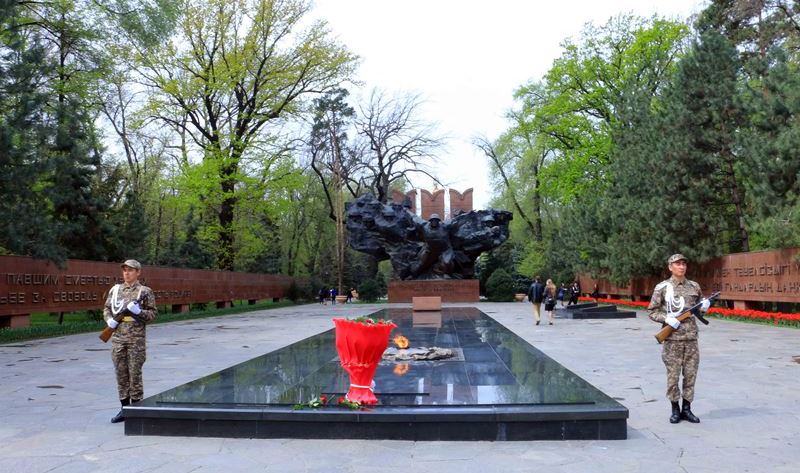 Волонтерлер ардагерлерге көмек көрсетеді