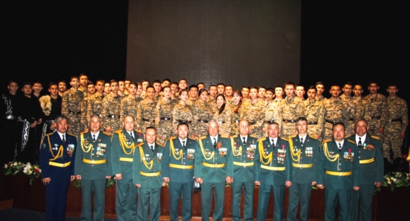 Елорда жастары Ұлы Отан соғысы ардагерлерін құттықтады