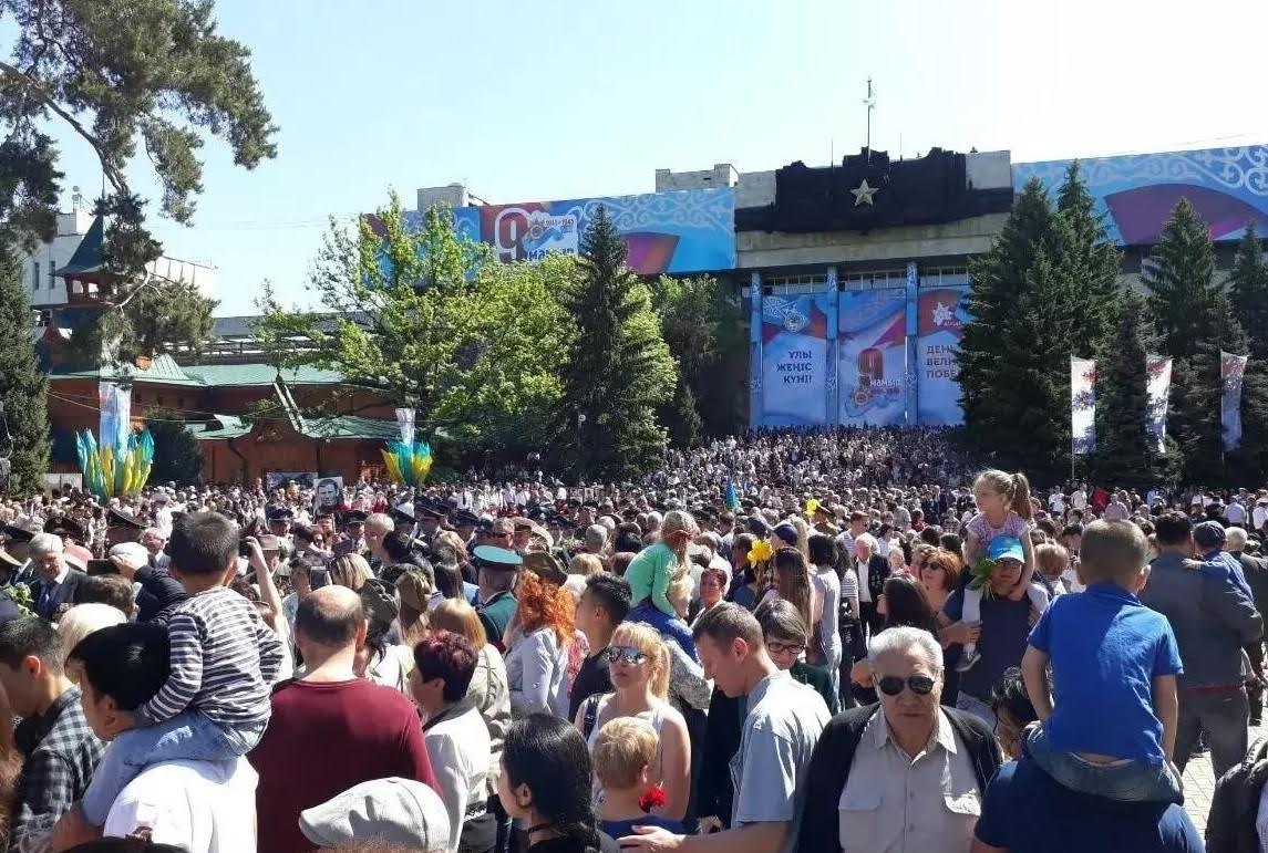 Алматылықтар Даңқ мемориалына гүл шоқтарын қойды