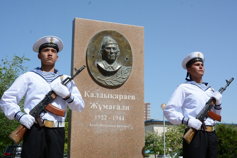 Кеңес Одағының Батыры Ж.Қалдықараев зиратынан туған жеріне топырақ жеткізілді