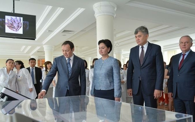 Гүлшара Әбдіқалықова Қытайдың дәстүрлі медицина орталығының ашылу рәсіміне қатысты