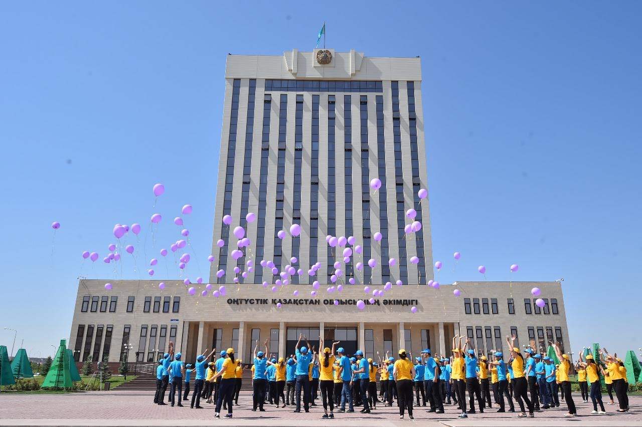 ОҚО-да мемлекеттік қызметшілер күніне арналған флешмоб өтті