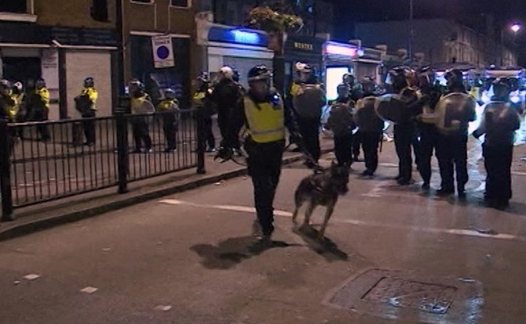 Лондонда тәртіпсіздік салдарынан алты полицей жапа шекті (видео)