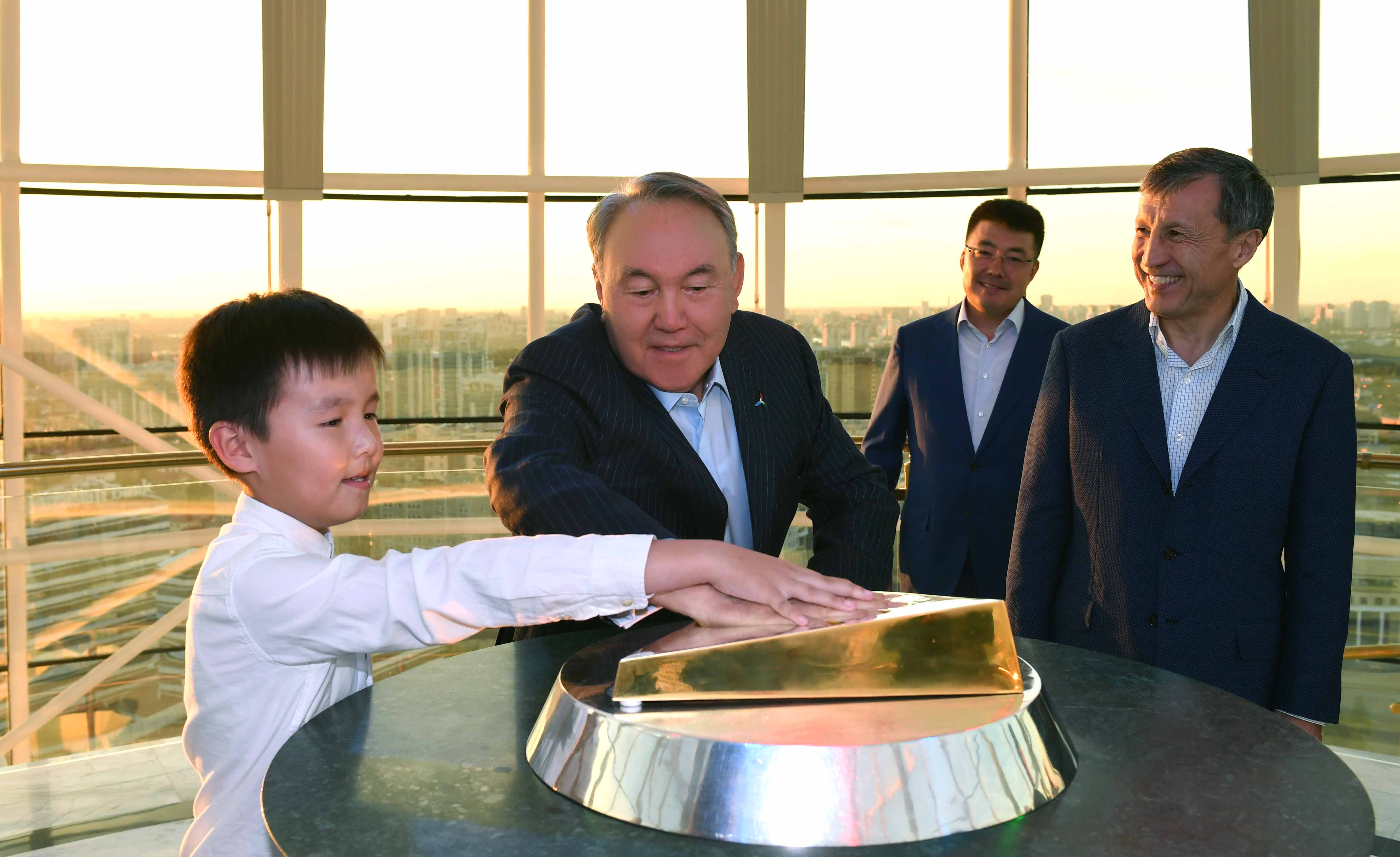 Елбасы Астананың көрнекті орындарын аралады