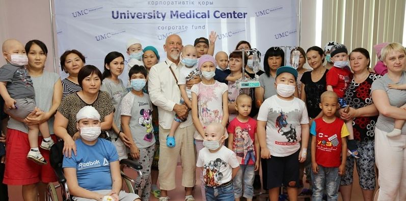 Голливуд актері Джон Малкович Астанадағы онкологиялық ауруға шалдыққан балалармен кездесті