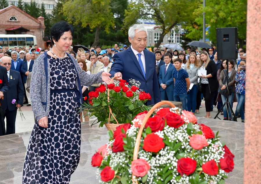 Петропавлда қоғам, мемлекет қайраткері Бәйкен Әшімовке ескерткіш орнатылды