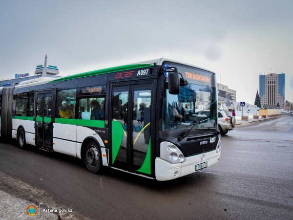 880 автобус жүргізушісі көлік жүргізу кезінде ұялы телефонмен сөйлескені үшін жазаланды