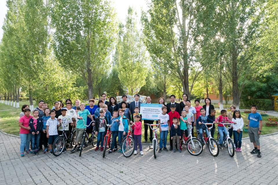 Корея павильоны балаларға велосипед үлестірді