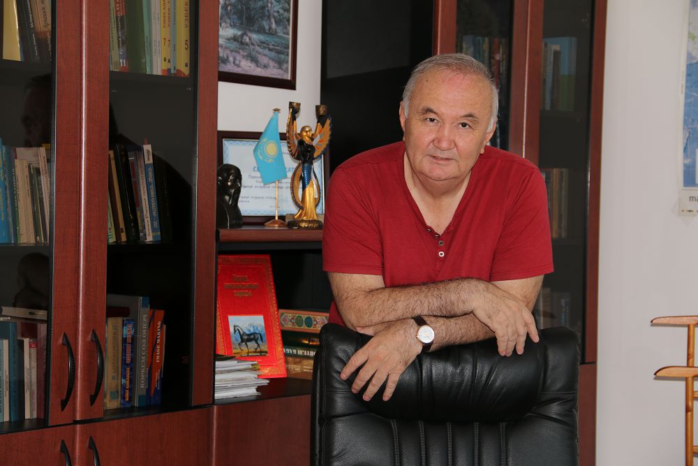 Раушанов жазған жырды жаттама...