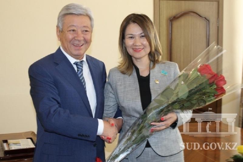 Қос мәжілісменге «Үш би» құрмет белгісі берілді