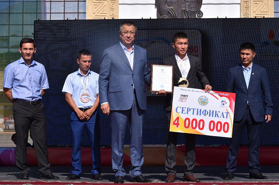 ОҚО әкімі әлем чемпионына төрт млн теңге табыс етті

