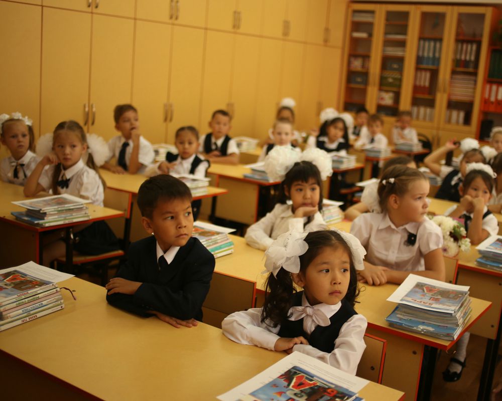 Балаңыз қай тілде оқиды?