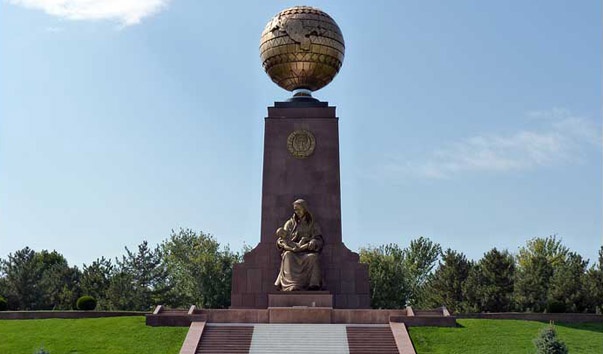 Мемлекет басшысы «Тәуелсіздік және гуманизм» монуметіне гүл шоғын қою рәсіміне қатысты