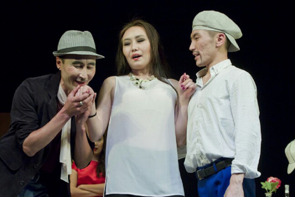 Сахнадағы серілер сергелдеңі