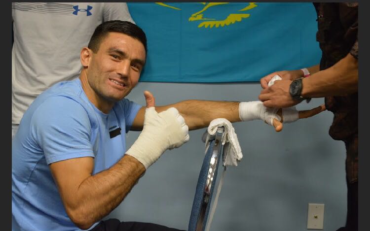 Боксшы Бобыржан Момынов техникалық нокаутпен жеңіске жетті