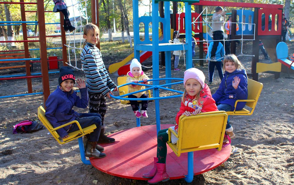 Лисаковта кеншілер балаларына арнап жаңа ойын алаңы салынды