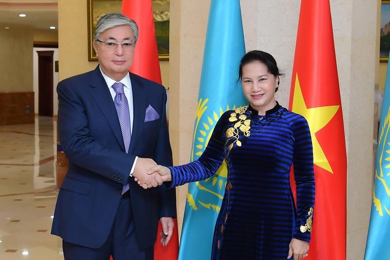 Тоқаев Вьетнам парламентінің басшысымен кездесті