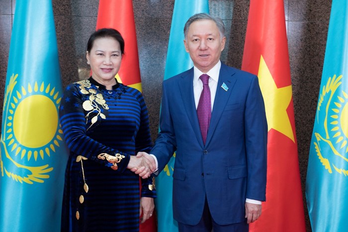 Нығматулин елімізге алғаш келген Вьетнам Парламентінің төрайымымен кездесті