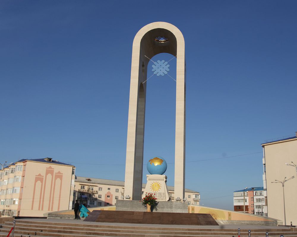 Ел тараз. Монумент Казахстана. Монумент независимости Казахстана. Монумент единство Казахстан. Статуя независимости Казахстана.