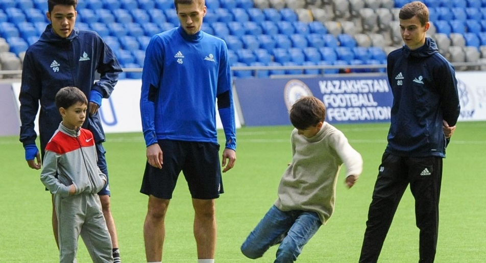 «Астана» командасының футболшылары жастарға шеберлік сабағын өткізді